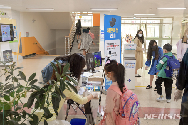 [세종=뉴시스]지난 5월 28일 종촌초등학교 입구에서 발열 확인을 하고 있는 학생들. 2021.05.28. ssong1007@newsis.com