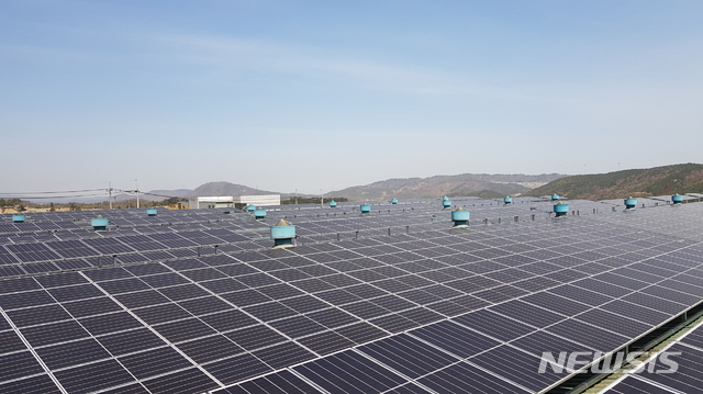 경주 천북산업단지 대성메탈 공장 지붕에 설치된 태양광 패널