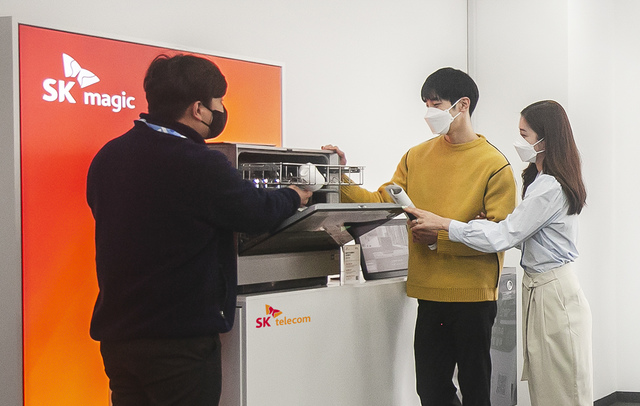 [서울=뉴시스]SK텔레콤은 31일부터 대리점에서 SK매직의 정수기, 공기 청정기, 인덕션 등 전체 렌탈 서비스를 직접 체험해보고 가입/구독할 수 있게 된다고 밝혔다. SKT 고객이 SKT 매장에서 SK매직 렌탈 제품의 구독 관련 상담을 하는 모습. (사진=SK텔레콤 제공) 2021.03.31