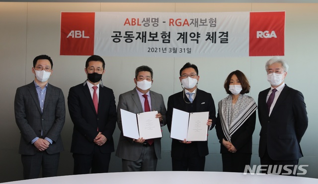[서울=뉴시스] 31일 ABL생명 본사에서 ABL생명과 RGA재보험 한국지점이 공동재보험 계약을 체결했다. 시예저치앙 ABL생명 사장(왼쪽에서 세번째)과 RGA재보험 한국지점 신성욱 사장(왼쪽에서 네번째)이 양사 임직원들과 기념촬영을 하고 있다. (사진=ABL생명 제공) 2021.03.31. photo@newsis.com *재판매 및 DB 금지