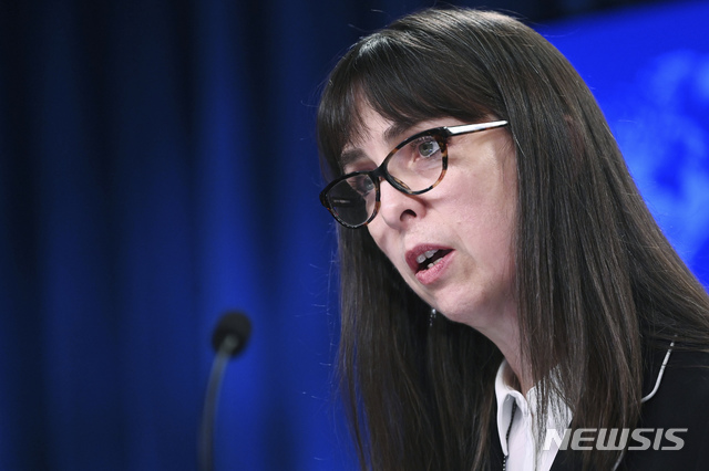 [워싱턴=AP/뉴시스]30일(현지시간) 미국 국무부에서 리사 피터슨 국무부 민주주의·인권·노동 차관보 대행이 '2020 국가별 인권보고서(인권 보고서)' 발표와 관련 기자회견을 하고 있다. 2021.03.30.