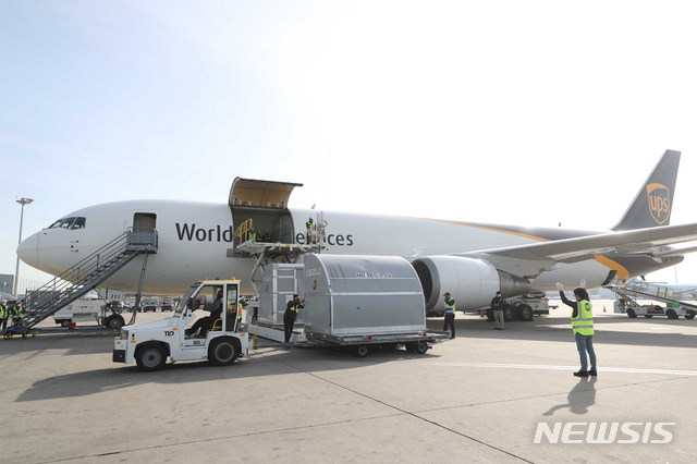 [인천공항=뉴시스]이영환 기자 = 75세 이상 어르신과 노인시설 입소·종사자 접종에 쓰일 미국 화이자의 신종 코로나바이러스 감염증(코로나19) 백신 25만명분(50만회분)이 31일 인천국제공항 화물터미널에 도착하고 있다. (공동취재사진) 2021.03.31. photo@newsis.com
