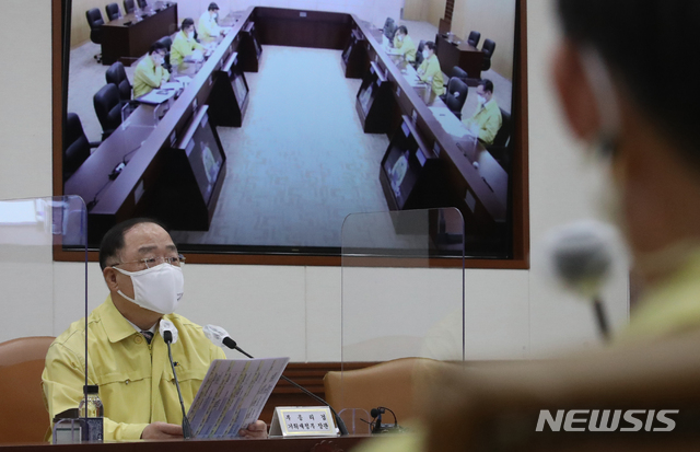 [서울=뉴시스] 김명원 기자 = 홍남기 경제부총리 겸 기획재정부 장관이 31일 오전 서울 종로구 정부서울청사에서 제32차 비상경제중앙대책본부회의를 열고 발언하고 있다. 2021.03.31. kmx1105@newsis.com