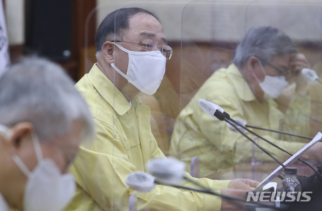 [서울=뉴시스]김명원 기자 = 홍남기 경제부총리 겸 기획재정부 장관이 31일 오전 서울 종로구 정부서울청사에서 제32차 비상경제 중앙대책본부(중대본) 회의 겸 제10차 한국판 뉴딜 관계장관회의에 참석해 발언하고 있다. 2021.03.31. kmx1105@newsis.com