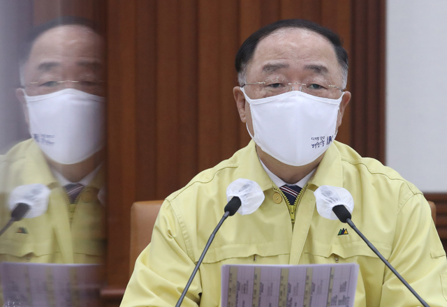 [서울=뉴시스]김명원 기자 = 홍남기 경제부총리 겸 기획재정부 장관이 31일 오전 서울 종로구 정부서울청사에서 제32차 비상경제 중앙대책본부(중대본) 회의 겸 제10차 한국판 뉴딜 관계장관회의에 참석해 발언하고 있다. 홍남기 경제부총리 겸 기획재정부 장관이 다음 달 1일이면 최장수 기재부 장관에 등극한다. 2021.03.31. kmx1105@newsis.com 