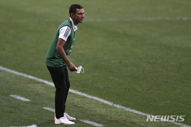 [과달라하라=AP/뉴시스] 멕시코 올림픽축구대표팀 하이메 로사노 감독. 2021.03.30.