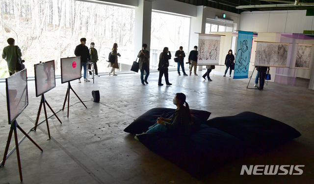 [광주=뉴시스]류형근 기자 = '떠오르는 마음, 맞이하는 영혼(Minds Rising, Spirits Tuning)' 주제의 13회 광주비엔날레가 31일 막을 올린 가운데 관람객들이 아나 마리아 밀란 작가의 '행복한 사람들' 작품을 관람 하고 있다. 13회 광주비엔날레는 5월9일까지 광주비엔날레관과 국립아시아문화전당, 옛 국군병원, 광주극장 등에서 펼쳐진다. 2021.03.31. hgryu77@newsis.com