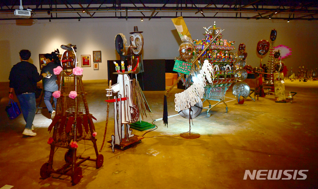 [광주=뉴시스]류형근 기자 = '떠오르는 마음, 맞이하는 영혼(Minds Rising, Spirits Tuning)' 주제의 13회 광주비엔날레가 31일 막을 올린 가운데 관람객들이 김상돈 작가의 '행렬' 작품을 관람하고 있다. 13회 광주비엔날레는 5월9일까지 광주비엔날레관과 국립아시아문화전당, 옛 국군병원, 광주극장 등에서 펼쳐진다. 2021.03.31. hgryu77@newsis.com