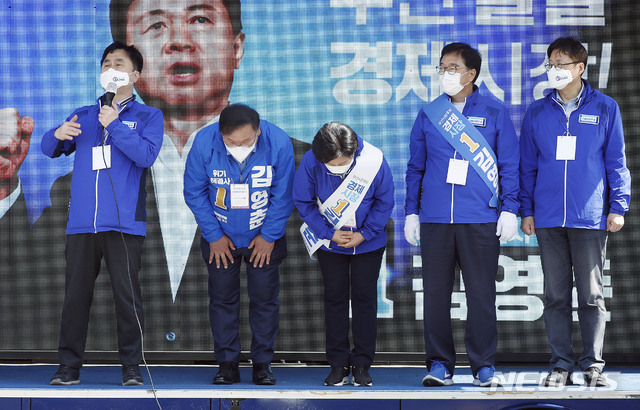 [부산=뉴시스]최동준 기자 = 더불어민주당 김태년 당대표 직무대행, 양향자 최고위원이 31일 부산 진구 부전시장 앞에서 시민들에게 인사하며 김영춘 후보 지지를 호소하고 있다. 2021.03.31. photocdj@newsis.com