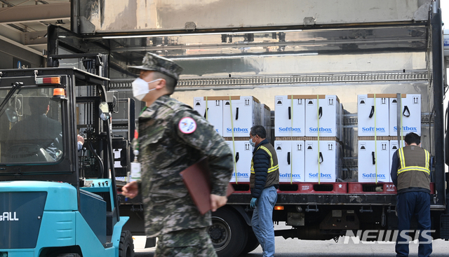 [평택=뉴시스]사진공동취재단 = 지난 3월31일 오전 경기도 평택시 오성면 한국초저온 물류센터에서 관계자들이 화이자와 직접 계약을 통해 확보한 백신 추가 물량 50만 회분을 지게차를 이용해 차량의 백신을 창고로 옮기고 있다. (사진=뉴시스 DB). 2021.03.31. photo@newsis.com