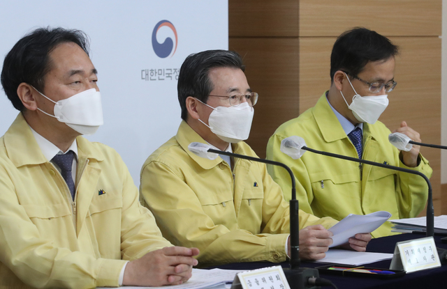 [서울=뉴시스]김명원 기자 = 김용범 기획재정부 제1차관이 31일 서울 종로구 정부서울청사 별관 브리핑룸에서 제32차 비상경제 중대본 회의 겸 제10차 한국판 뉴딜 관계장관회의 정례브리핑을 하고 있다. 왼쪽부터 김태현 금융위 사무처장, 김용범 기획재정부 제1차관, 이형일 기획재정부 차관보. 2021.03.31. kmx1105@newsis.com