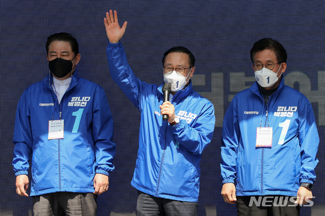 [서울=뉴시스]국회사진기자단 = 홍영표 더불어민주당 의원이 31일 서울 동작구 이수역 인근에서 열린 박영선 서울시장 후보 집중 유세에 참석해 지지를 호소하고 있다. 2021.03.31. photo@newsis.com