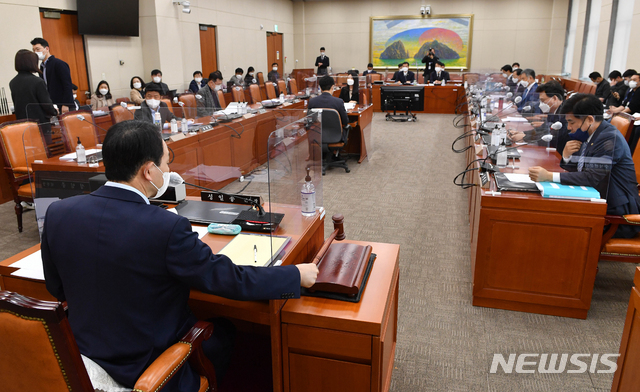 [서울=뉴시스]김진아 기자 = 31일 오후 서울 여의도 국회에서 이해충돌방지법 심사를 위해 열린 정무위원회 법안심사제2소위원회에서 국민의힘 소속 성일종 위원장이 개의 선언을 하고 있다. (공동취재사진) 2021.03.31. photo@newsis.com