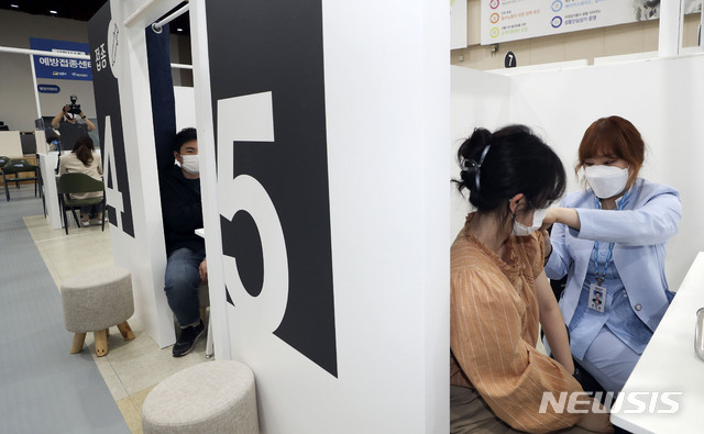 [서울=뉴시스]최진석 기자 = 만 75세 이상 어르신에 대한 코로나19 백신 접종을 하루 앞둔 31일 서울 성동구청 서울시 1호 코로나19 예방접종센터에서 관계자들이 백신 접종 연습을 하고 있다. 2021.03.31. myjs@newsis.com