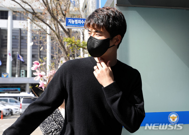 [서울=뉴시스]박주성 기자 = 초등학교 시절 성폭력 가해 의혹이 제기되자 이를 강력부인하면 법정대응에 나선 프로축구 FC서울의 주장 기성용(32) 선수가 31일 오후 서울 서초경찰서에 고소인 조사를 받기 위해 출석하고 있다. 2021.03.31. park7691@newsis.com