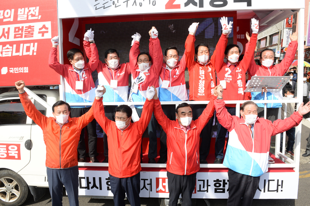 [울산=뉴시스] 배병수 기자 =국민의힘 서동욱 울산 남구청장 재선거 후보가 주호영 원내대표와 당직자들과 함께 31일 오후 울산 남구 수암시장입구에서 유세차량에 올라 시민들에게 지지를 호소하고 있다. 2021.03.31. bbs@newsis.com