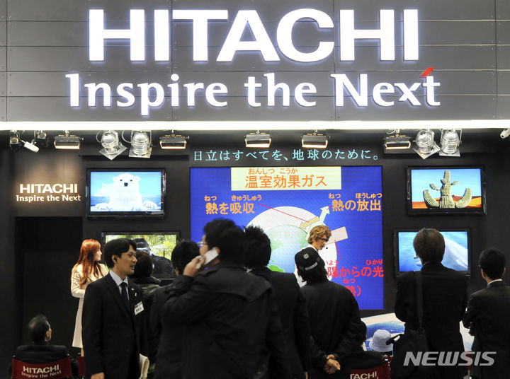 [도쿄=AP/뉴시스]일본의 히타치제작소가 백색가전 사업 매각을 검토하고 있다고 5일 니혼게이자이신문(닛케이)이 보도했다. 사진은 2008년 12월 11일 일본 도쿄에서 열린 한 박람회에서 히타치의 부스 앞에 사람들이 몰린 모습. 2025.08.05. 
