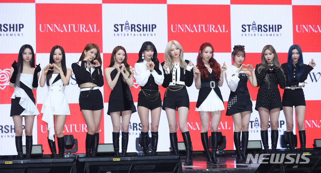 [서울=뉴시스]이윤청 기자 = 그룹 우주소녀가 31일 서울 광진구 예스24라이브홀에서 열린 미니앨범 'UNNATURAL' 발매 쇼케이스에서 포즈를 취하고 있다. 2021.03.31. radiohead@newsis.com