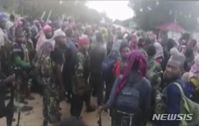 [팔마=AP/뉴시스]29일(현지시간) 이슬람국가(IS)가 공개한 동영상 사진에 자신들이 5일간의 전투 끝에 모잠비크 북동부 도시 팔마를 장악했다고 주장하면서 무장한 전투원들의 모습을 보여주고 있다. IS는 소속 무장 대원들이 팔마에서 보안군과 전투를 벌여 군인 포함 최소 55명을 숨지게 했다고 주장했다. 2021.03.31.