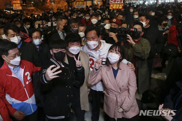 [서울=뉴시스]국회사진기자단 = 오세훈 국민의힘 서울시장 후보가 31일 오후 서울 동작구 총신대입구역 앞에서 함께 지원유세를 벌인 청년들과 기념촬영을 하고 있다. 2021.03.31. photo@newsis.com