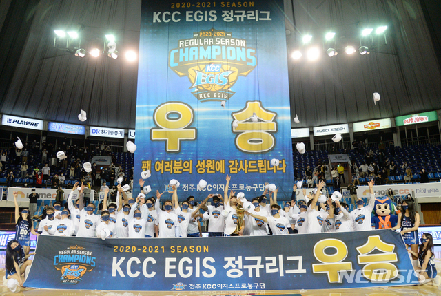 [전주=뉴시스] 김얼 기자 = 31일 전북 전주시 전주실내체육관에서 전주 KCC 이지스 선수들이 '2020-2021 현대모비스 프로농구' 우승을 차지해 세리머니를 하고 있다. 2021.03.31.pmkeul@newsis.com