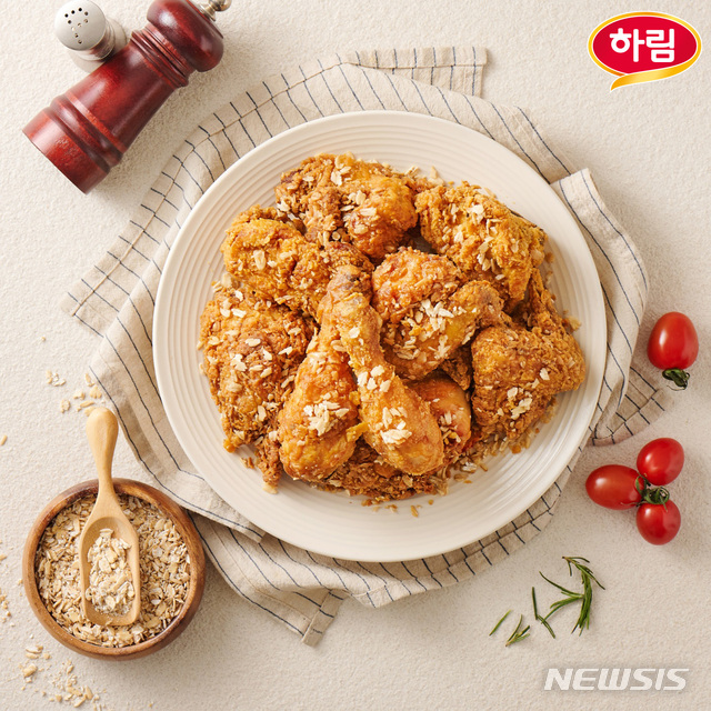 하림, 롯데마트와 '귀리를 입힌 동물복지 치킨' 출시 