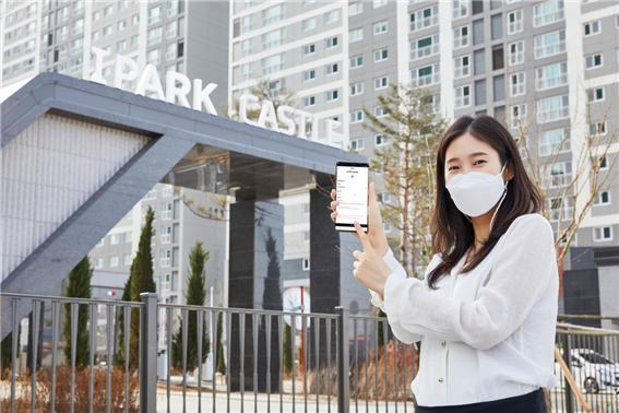 3월 말 입주를 시작한 '병점역 아이파크 캐슬'에서 입주자가 스마트 주거서비스 플랫폼 '마이호미' 입주 예약 서비스를 이용하고 있다. (사진=HDC현대산업개발 제공) *재판매 및 DB 금지