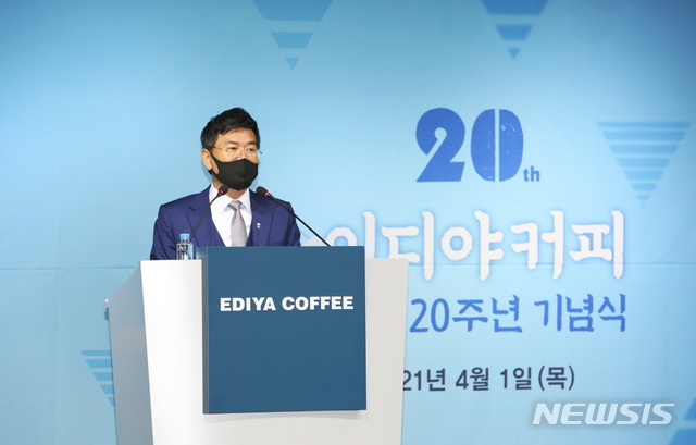 [서울=뉴시스] 문창기 이디야커피 회장이 1일 서울 논현동 본사 사옥에서 열린 창립 20주년 기념식에서 발언을 하고 있다.(사진=이디야커피 제공)