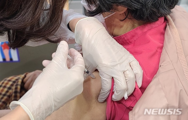 [천안=뉴시스]이종익 기자 = 만 75세 이상 고령층과 노인시설 입소자 등을 대상으로 한 코로나19 백신 접종이 시작된 1일 오전 충남 천안시 실내테니스장에 마련된 천안시 예방접종센터에서 시민이 화이자 백신을 접종받고 있다 2021.04.01. 007news@newsis.com 