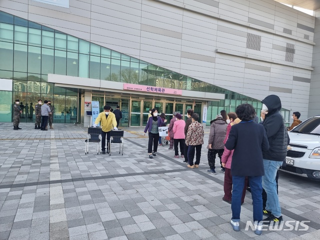 [인천=뉴시스] 김동영 기자 = 75세 이상 고령층을 대상으로 한 코로나19 백신 접종이 시작된 1일 오전 9시께 인천 연수구 선학체육관. 2021. 4. 1. dy0121@newsis.com