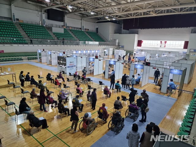 [인천=뉴시스] 김동영 기자 = 75세 이상 고령층을 대상으로 한 코로나19 백신 접종이 시작된 1일 오전 9시께 인천 연수구 선학체육관. 2021. 4. 1. dy0121@newsis.com