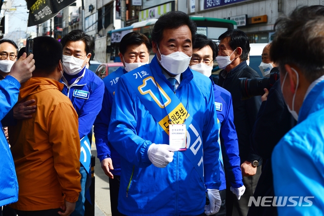 [보은=뉴시스] 조성현 기자 = 이낙연 더불어민주당 상임선거대책위원장이 1일 오전 충북 보은군을 방문해 4·7 충북도의원(보은군 선거구) 재보궐선거에 출마한 김기준 후보 지원 유세를 펼치고 있다. 2021.04.01. jsh0128@newsis.com