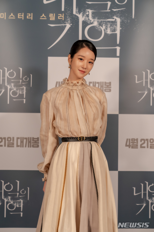 [서울=뉴시스]1월 오전 11시 온라인을 통해 '내일의 기억' 제작발표회가 열렸다. 행사에는 주연 서예지와 김강우, 서유민 감독이 참석했다. 서예지가 포토타임에 포즈를 취하고 있다.(사진=아이필름 코퍼레이션, CJ CGV 제공)2021.04.01 photo@newsis.com 