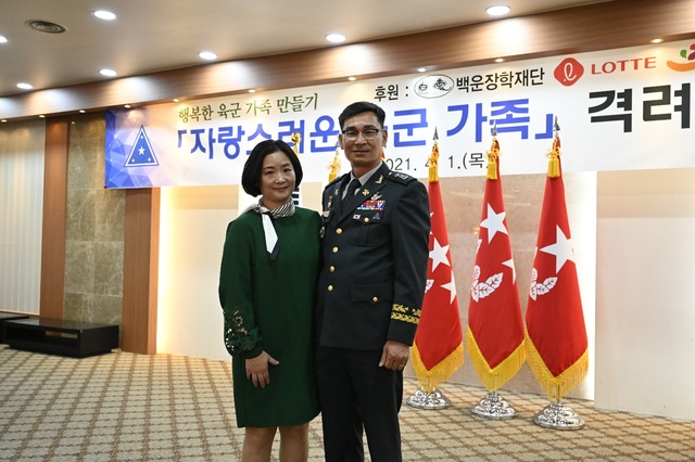 [서울=뉴시스]1일 용산 육군회관에서 열린 '제1회 자랑스러운 육군 가족상 시상식'에 참가한 특수전사령부 문은수 중령과 아내 오귀숙 씨. 2021.04.01. (사진=육군 제공) *재판매 및 DB 금지