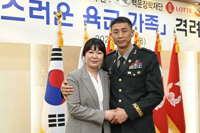 [서울=뉴시스] 1일 용산 육군회관에서 열린 '제1회 자랑스러운 육군 가족상 시상식'에 참가한 항공작전사령부 백영호 원사와 아내 김소연 씨. 2021.04.01. (사진=육군 제공) *재판매 및 DB 금지