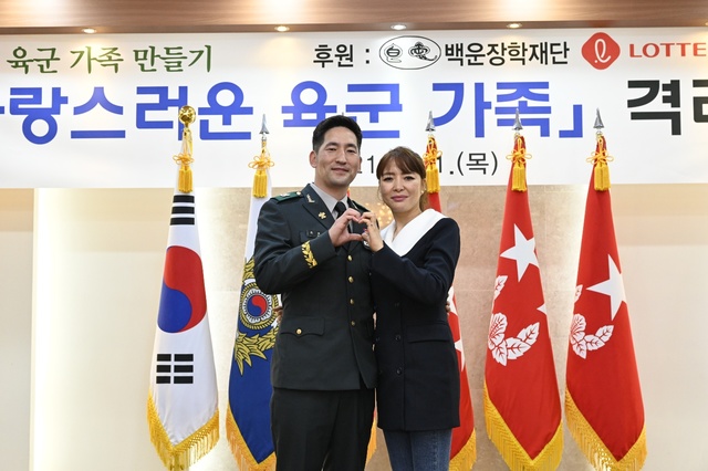 [서울=뉴시스] 1일 용산 육군회관에서 열린 '제1회 자랑스러운 육군 가족상' 시상식에 참가한 55사단 김석현 상사와 아내 윤근해 씨. 2021.04.01. (사진=육군 제공) *재판매 및 DB 금지