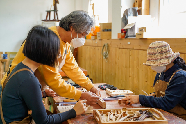 [안동=뉴시스] '꿈꾸는공작소'가 내놓은 관광상품 '우드카빙 체험'. (사진=경북도 제공0 2021.04.01 *재판매 및 DB 금지