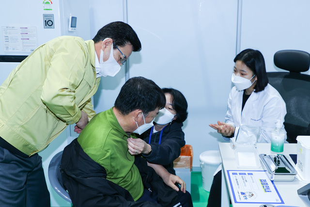 [대전=뉴시스]조명휘 기자 = 허태정 대전시장이 1일 오전 유성접종센터 현장에서 화이자 백신을 맞고 있는 시민을 살펴보고 있다. (사진= 대전시 제공) 2021.04.01. photo@newsis.com *재판매 및 DB 금지