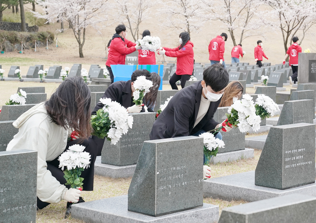 [제주=뉴시스]제주도내 4개 대학 학생들이 지난달 27일 오전 제주4·3평화공원 행방불명인표석에 조화를 꽂고 있다. (사진=제주4·3평화재단 제공) *재판매 및 DB 금지