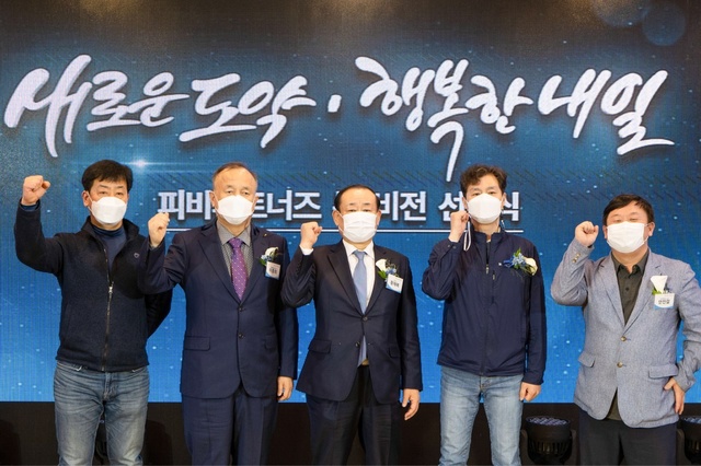 [서울=뉴시스] 왼쪽부터 문현군 한국노총 부위원장, 이중희 파리바게뜨 가맹점주협의회장, 황재복 대표이사, 전진욱 노조위원장, 안진걸 민생경제연구소장. 2021.04.01. (사진=SPC 제공)