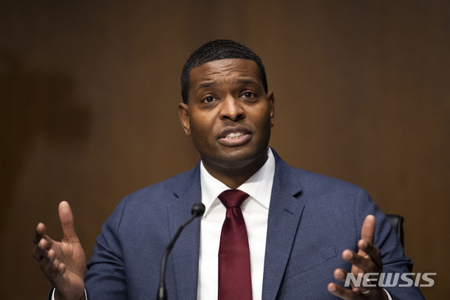 [워싱턴=AP/뉴시스]지난 2월3일 마이클 리건 미 환경보호청(EPA) 청장이 상원 환경위원회 인사청문회에서 증언하고 있다. 그는 도널드 트럼프 전 미 대통령 시절 지명된 과학자 등 자문위원 수십명을 퇴출시키고 있다. 리건 청장은 이들이 산업계에 지나치게 우호적이었다며 이들을 교체하는 것이 "과학적 무결성"(scientific integrity)을 회복하는데 도움이 될 것이라고 말했다.