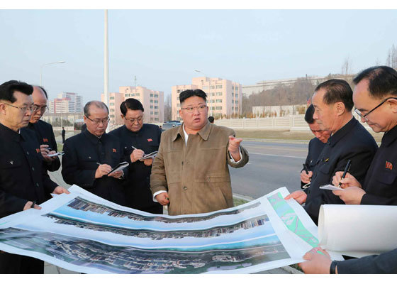 [서울=뉴시스]지난 4월1일 북한 조선노동당 기관지 노동신문은 김정은 당 총비서 겸 국무위원장이 당중앙위원회 비서들과 함께 보통강강안다락식주택구건설 현장을 둘러봤다고 보도했다. (사진=노동신문 갈무리) 2021.04.01. photo@newsis.com *재판매 및 DB 금지