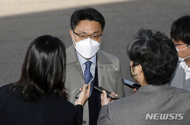 [과천=뉴시스]홍효식 기자 = 김진욱 고위공직자범죄수사처(공수처)장이 지난 1일 오전 경기 과천시 공수처로 출근하며 취재진 질문에 답하고 있다 2021.04.01. yesphoto@newsis.com