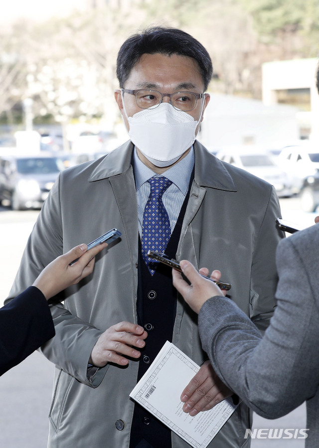 [과천=뉴시스]홍효식 기자 = 김진욱 고위공직자범죄수사처(공수처) 처장이 1일 오전 경기 과천시 공수처로 출근하며 취재진 질문에 답하고 있다 2021.04.01. yesphoto@newsis.com
