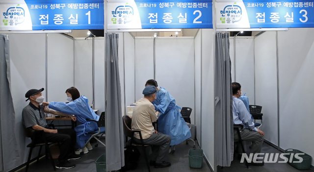 [서울=뉴시스]최진석 기자 = 만 75세 이상 고령층과 노인시설 입소자 등을 대상으로 한 코로나19 백신 접종이 시작된 1일 오전 서울 성북구청 예방접종센터에서 어르신들이 화이자 백신을 접종받고 있다. 1946년 12월 31일 이전에 태어난 고령층 350만8천975명과 노인시설 입소·이용자 및 종사자 15만4천674명을 대상으로 전국 예방접종센터 46곳에서 시행되는 이번 접종에는 정부가 화이자사와 개별 계약을 통해 확보한 백신을 투여한다. (공동취재사진) 2021.04.01. photo@newsis.com