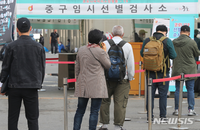 [서울=뉴시스]배훈식 기자 = 지난 1일 오전 서울 중구 서울역 광장 코로나19 중구 임시선별검사소에서 시민들이 검사를 기다리고 있다. 2021.04.01. dahora83@newsis.com