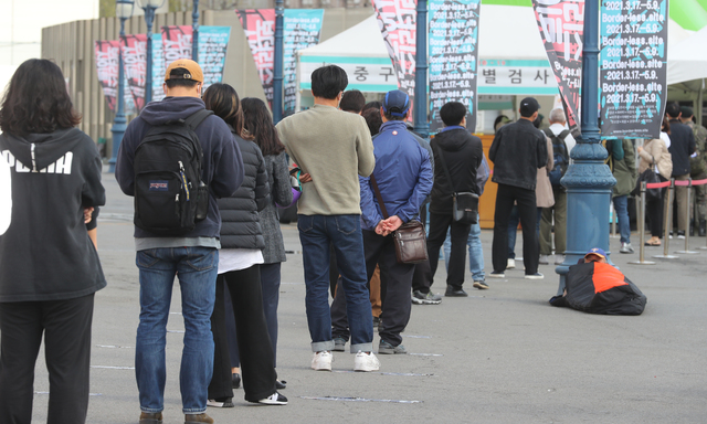 [서울=뉴시스]배훈식 기자 = 코로나19 신규 확진자가 이틀 연속 500명을 넘어선 1일 오전 서울 중구 서울역 광장 코로나19 중구 임시선별검사소에서 시민들이 검사를 기다리고 있다. 2021.04.01. dahora83@newsis.com