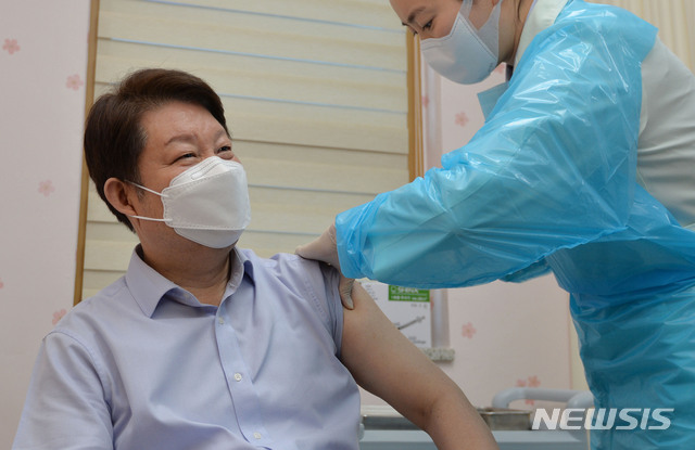 [대구=뉴시스] 이무열 기자 = 권영진 대구시장이 1일 오전 대구 중구보건소에서 아스트라제네카(AZ) 코로나19 백신을 접종하고 있다. 2021.04.01. lmy@newsis.com