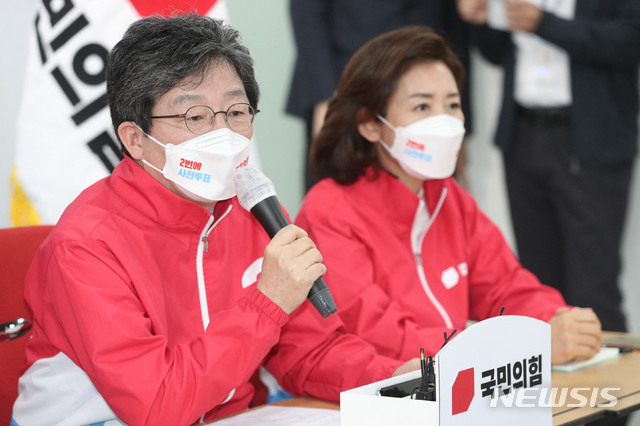 [서울=뉴시스]국회사진기자단 = 유승민 국민의힘 서울시장 후보 선거대책위원장이 1일 오전 서울 여의도 중앙당사에서 열린 4·7 보궐선거 중앙선거대책위원회 서울동행 회의에서 발언을 하고 있다. 2021.04.01. photo@newsis.com