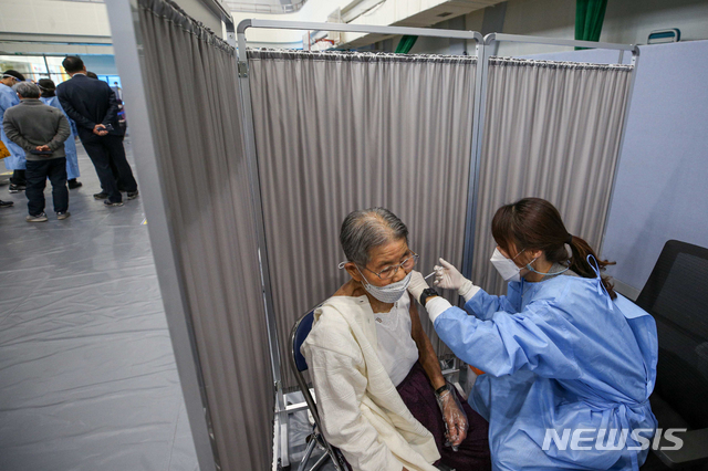 [서울=뉴시스]사진공동취재단 = 만 75세 이상 고령자들에 대한 코로나19 백신 접종이 시작된 1일 서울 송파구 체육문화회관에 마련된 예방접종센터에서 어르신들이 접종을 하고 있다. 2021.04.01. photo@newsis.com